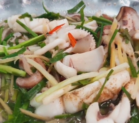 Mực hấp hành gừng