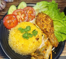 Cơm gà xối mỡ đùi tỏi