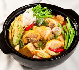 Lẩu gà nấu thái