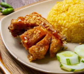 Cơm gà xối mỡ má đùi tỏi