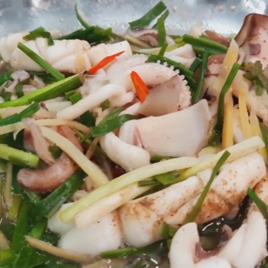 Mực hấp hành gừng