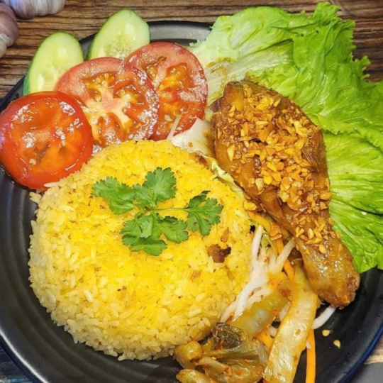 Cơm gà xối mỡ đùi tỏi