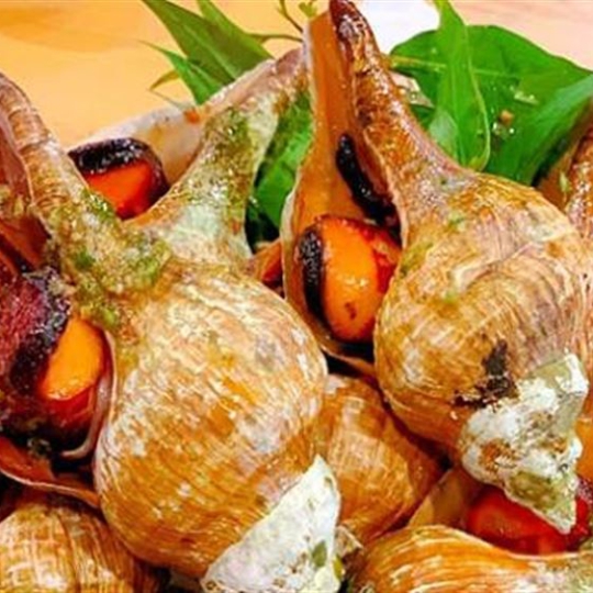 Ốc đỏ nướng mọi