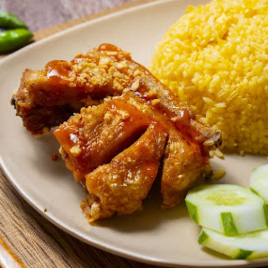 Cơm gà xối mỡ má đùi tỏi